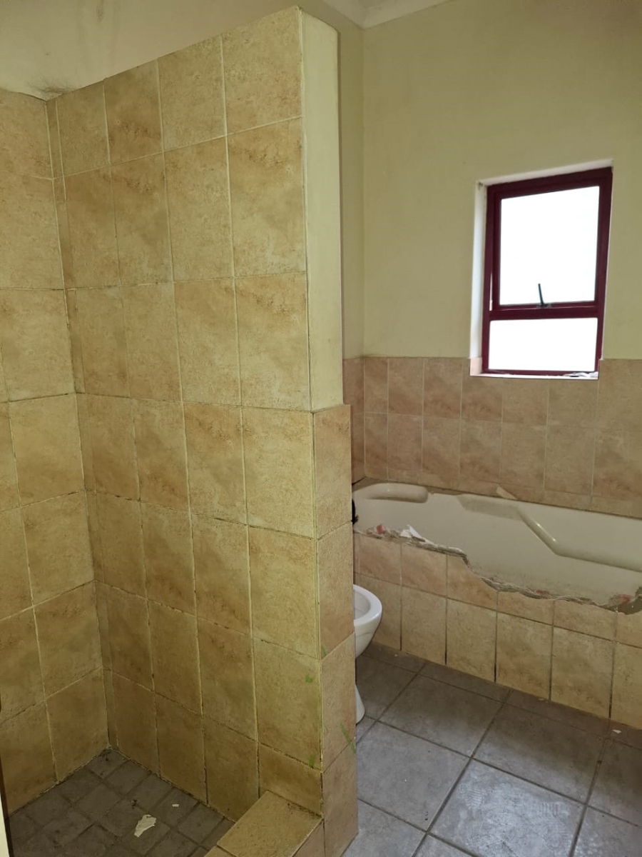 6 Bedroom Property for Sale in Oakdale Western Cape